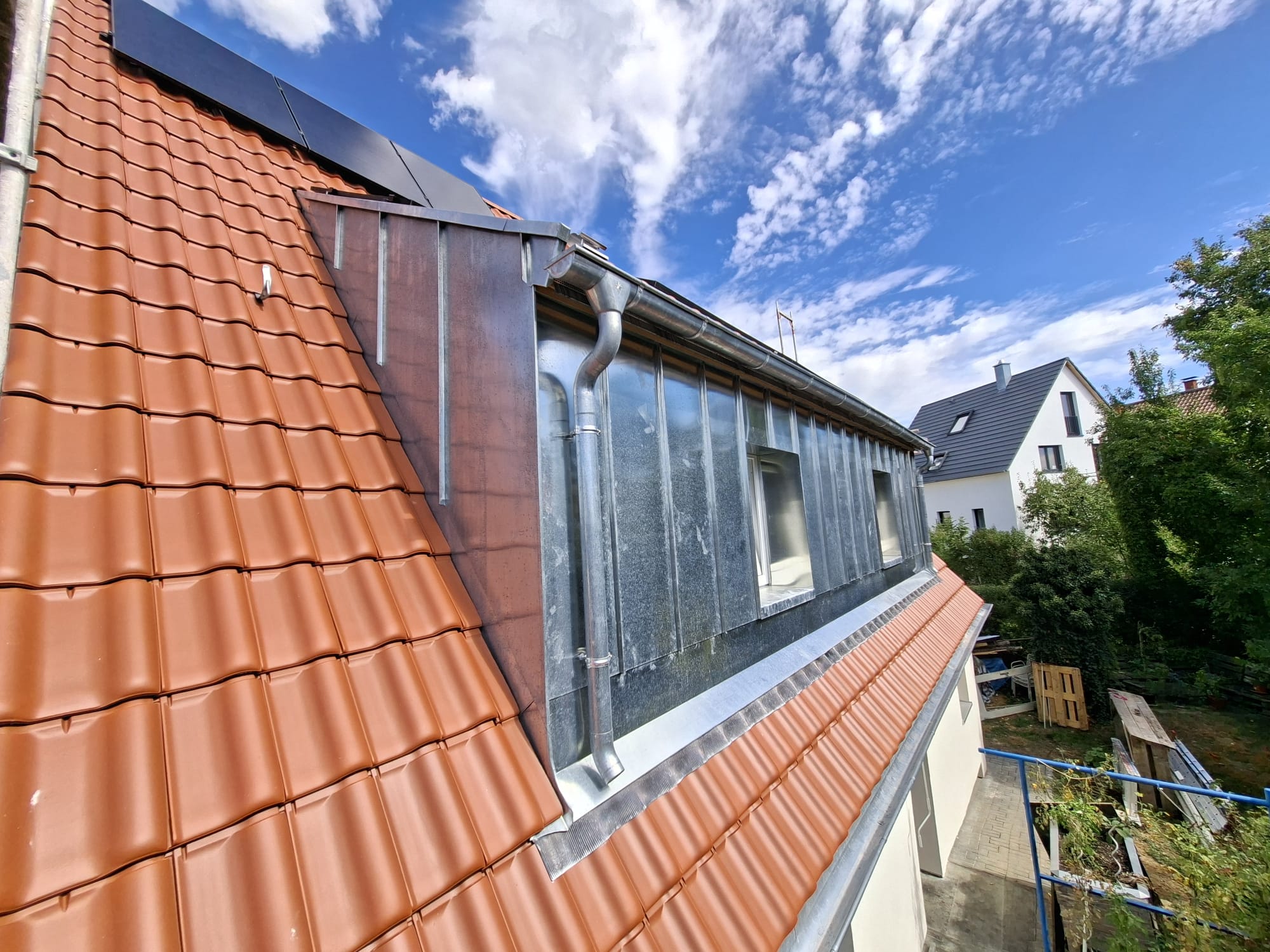 Grosse Dachgaube in Titanzink mit Winkelstehfalz