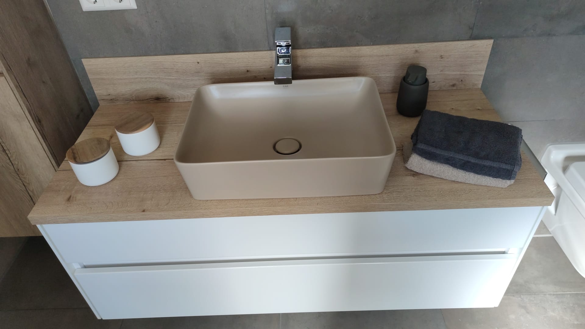 Waschtischanlage und Hochschrank in Holzoptik