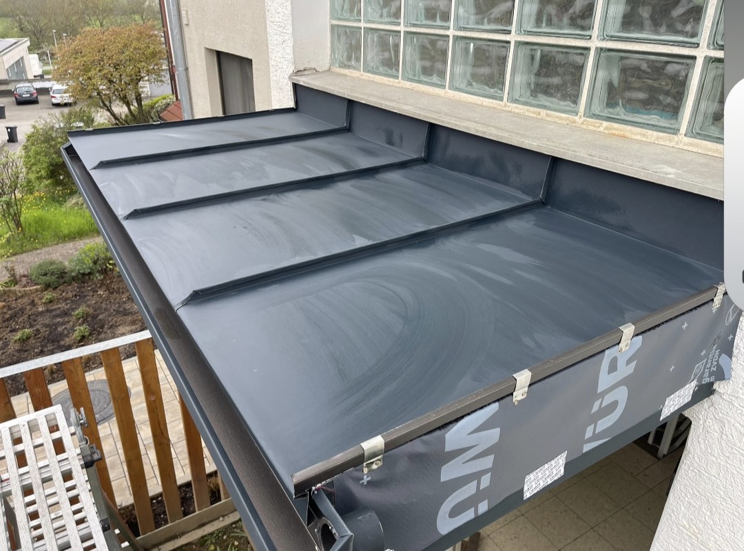 Vordach in Prefa anthrazit mit Ablaufrinne und Fallrohr